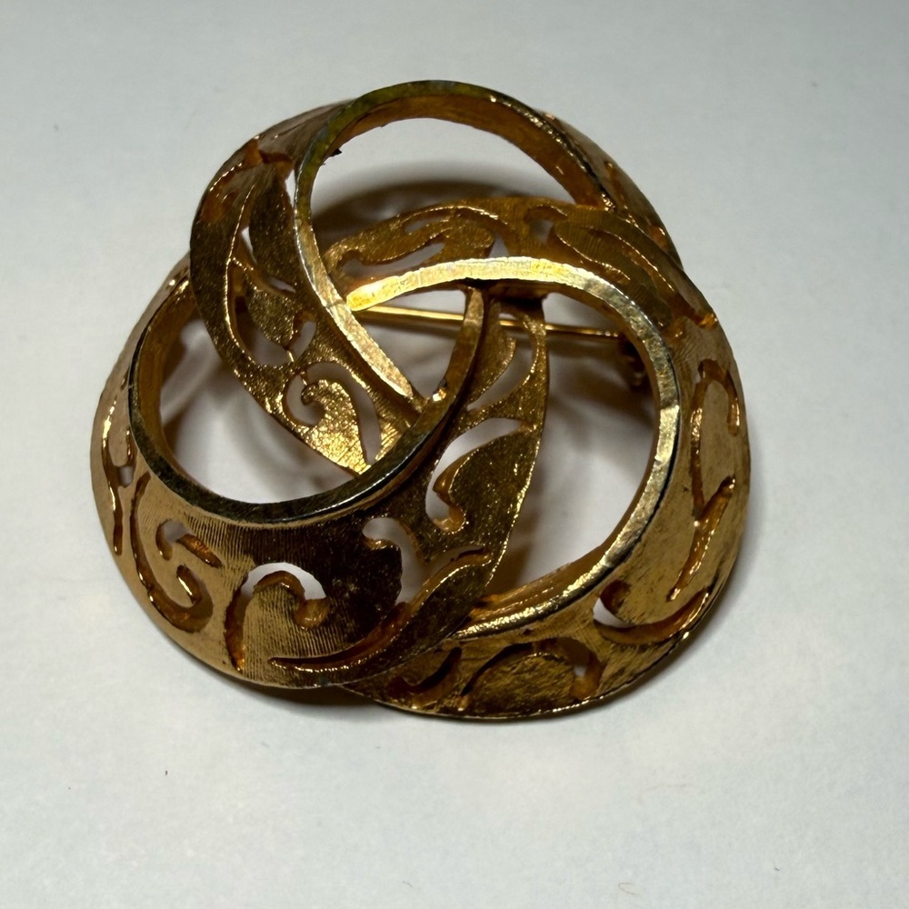 Vintage BSK Gold Tone Openwork Swirl Circle Brooch Pin